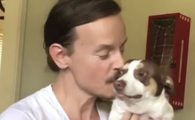 飼い主さんにキスされる犬 驚きすぎて表情が いぬのこと