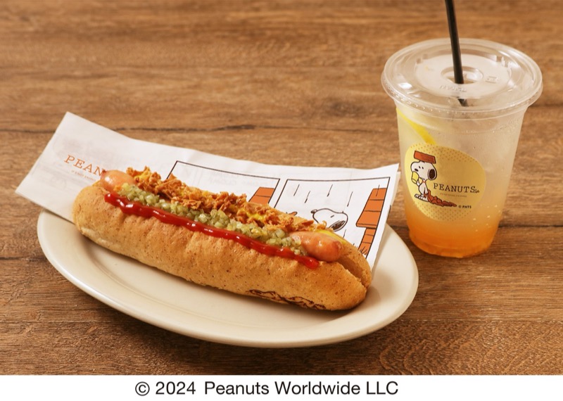 〈PEANUTS Cafe〉全粒粉のパンを使用したスヌーピーのホットドッグ＆ドリンクセット(限定ステッカー付) 1,751円（1セット）※銀座三越オリジナルパッケージ