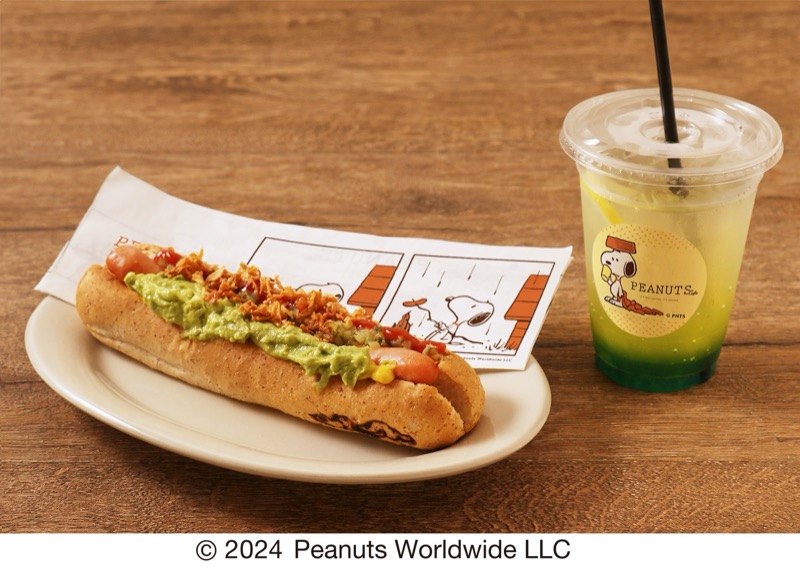 〈PEANUTS Cafe〉全粒粉のパンを使用したアボカドのホットドッグ ＆ドリンクセット(限定ステッカー付) 1,801円（1セット）※銀座三越オリジナルパッケージ