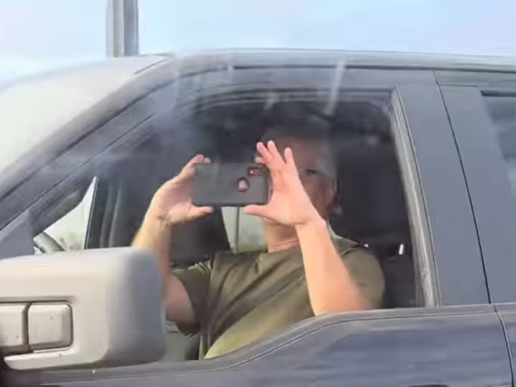 通りすがりの人が思わず撮影! クリスマス仕様のゴールデンレトリバーが可愛い